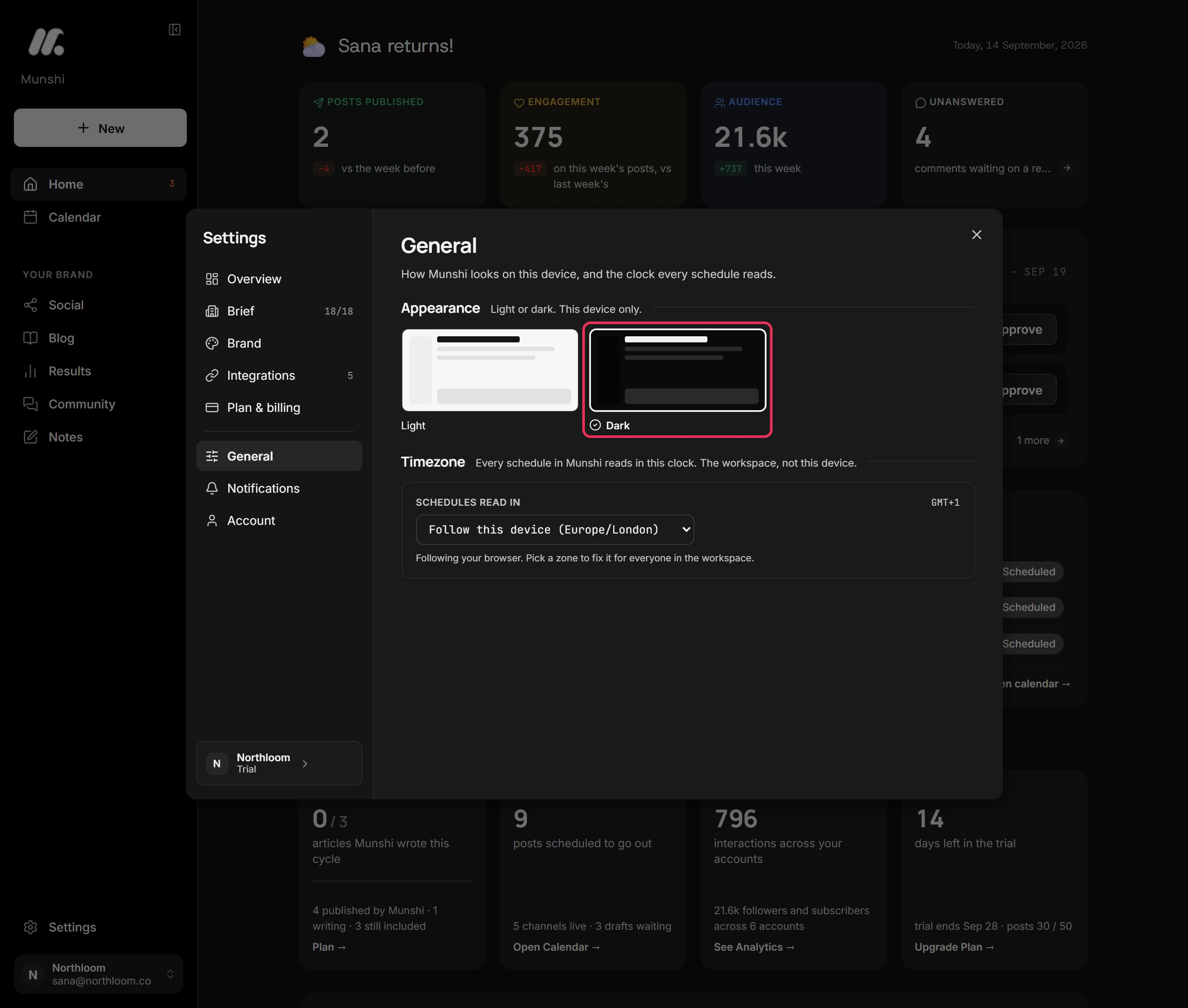 Munshi in dark mode, with the ticked Dark card in the Appearance section outlined.