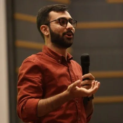Mubashir Rahim, founder of Munshi, speaking on stage